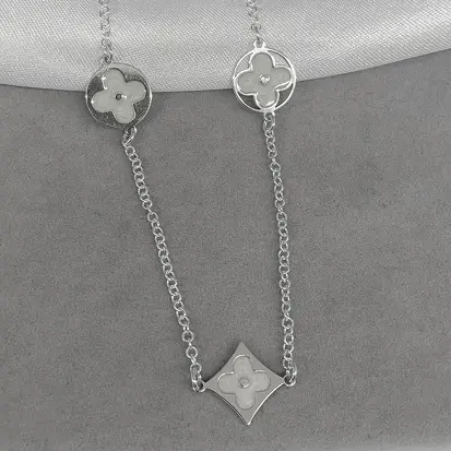 CHOKER 3 VAN CLEEF GEOMETRICOS BRANCO PEROLADO 35+5CM